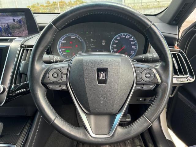 WECARSの展示場では実際に見て、触ってお車をお選びいただけます！知識の豊富な営業スタッフが様々なカーライフをご提案いたします！