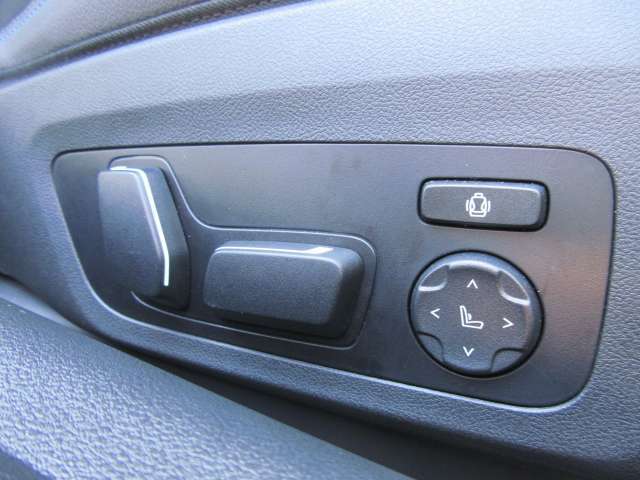 運転席メモリー付きフロント電動シート装備。