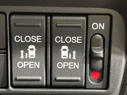 【両側パワースライドドア】スマートキーや運転席のスイッチで後席両側スライドドアの開閉が可能♪電動だから力を入れてドアを開ける必要が無く、小さなお子様でも簡単に開け閉めでき快適です♪