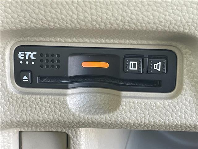 【ETC】有料道路を利用する際に料金所で停止することなく通過できる、ETC車載器（ノンストップ自動料金収受システム機器）が装備されています。セットアップを行うことで利用可能になります。