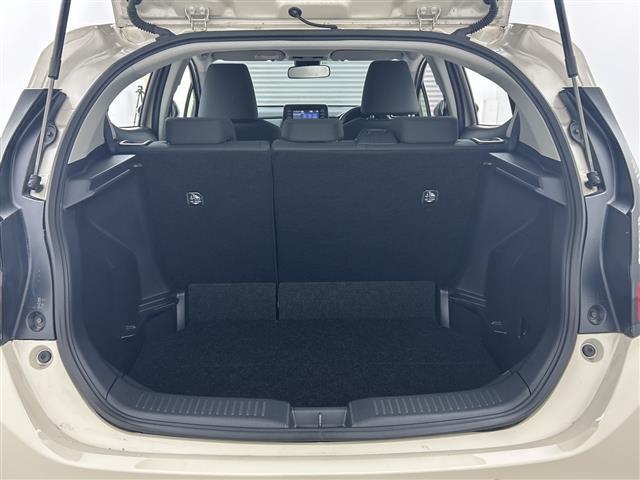 【トランク】積み込みやすくて、たっぷり積める荷室です。シートアレンジできるものは、乗車人数と荷物の量や大きさによってシートを動かすことができるので、より快適なドライブが可能です！