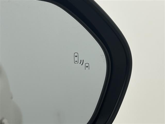 【ブラインドスポットモニター（BSM）】ドアミラーでは確認しにくい、後側方エリアに存在するクルマや、急接近してくるクルマを感知してお知らせすることで、不意の衝突を回避をサポートします！
