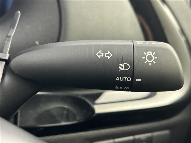 【オートライト（AUTO）】外の明るさをシステムが感知して、自動でヘッドライトが点灯します！ヘッドライトをつけ忘れを防ぐ便利機能です。
