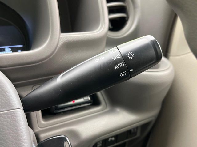【オートライト】周りの明るさに応じて自動でヘッドライトの点灯・消灯ができる機能です！ライトの付け忘れ・消し忘れなどが無くなり、雨の日や夕方の走行も安心！トンネル通過時も便利ですね♪