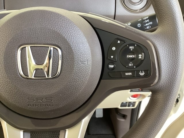 ハンドルにHondaセンシング系のクルーズコントロールやレーンキープアシストなどの操作スイッチが装備されています。ハンドルから手を離さず安全に操作できます。