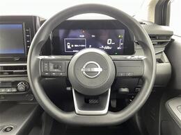 【ステアリング】軽い力で扱いやすいハンドルです。目立つ傷やスレなどなく綺麗な状態です！除菌プランいれていただくとさらに快適に！清潔なお車はお子様にも安心ですね！