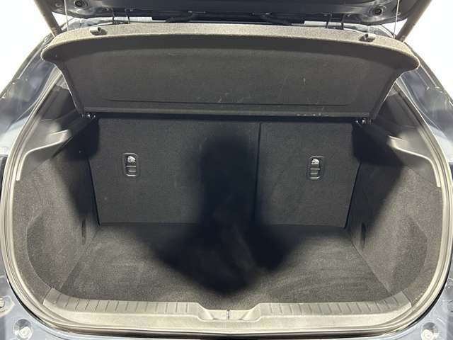 荷台スペース【内装エクステリア】店舗にて現車の確認も頂けますので、お電話で在庫のご確認の上是非ご来店くださいませ！！！【跳ね上げ式/埋め込み式】でスペース確保ができますね！！