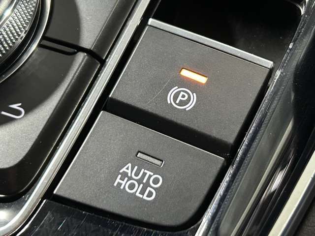 【電動パーキングブレーキ＆ブレーキホールド】 スイッチを入れると、信号待ち等で停車時、ブレーキを離しても自動でブレーキが効いた状態になり、指先の簡単操作でパーキングブレーキの作動や解除が可能です！！！