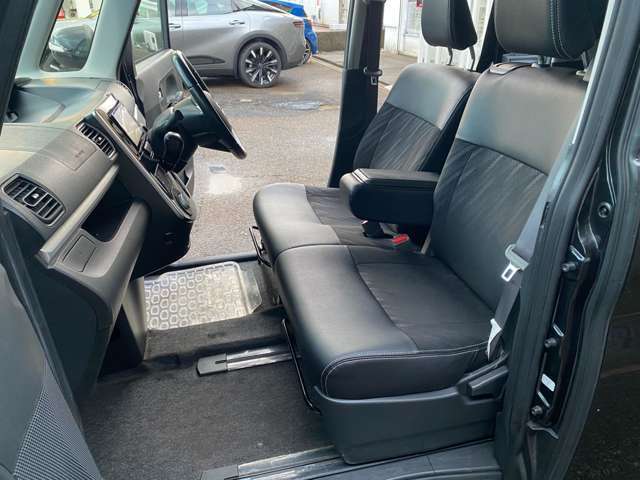 展示車両の中にはアフター保証対象車両を数多く取り揃えており、一年間から三年間（別途）まで走行距離無制限の保証を全国どこのディーラーでも保証を受けられます。