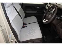 ゆったりとした運転席、助手席です。運転席はシートハイトアジャスター付きで高さ調整が出来るので、いろんな人のドライブポジションに合います。