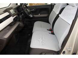 フロントシートはベンチシートです。運転席と助手席の移動が簡単です。