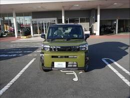 広い展示場には目移りしちゃうくらい軽・届出済未使用車が展示されてます