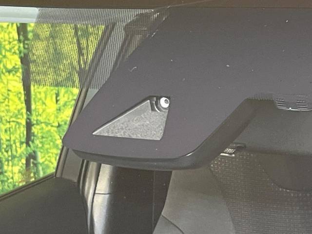 【トヨタセーフティセンス】走行中に前方の車両等を認識し、衝突しそうな時は警報とブレーキで衝突回避と被害軽減をアシスト。より安全にドライブをお楽しみいただけます。