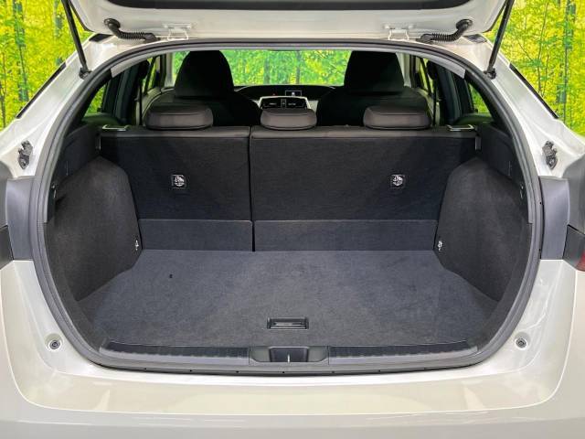 普段のお買い物や通勤、送迎等に十分な荷室スペースを確保しております。セカンドシートを倒すと、大きな荷物の積載も可能です♪