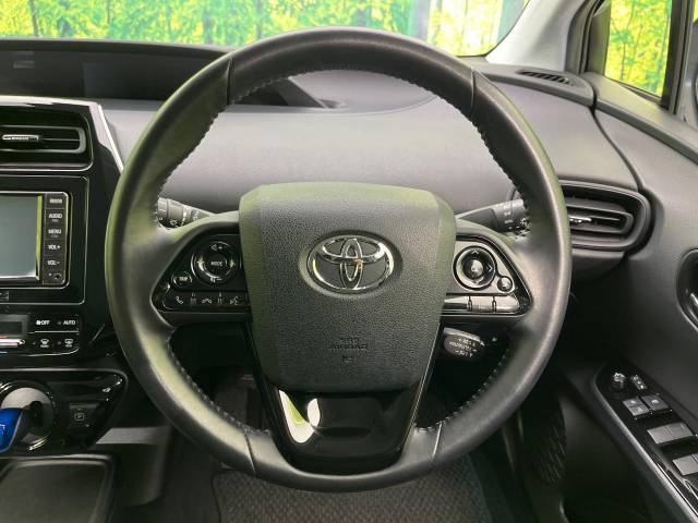 【純正革巻きステアリング】上質な革を使用することで、手にしっかり馴染みとても運転しやすいハンドルです♪
