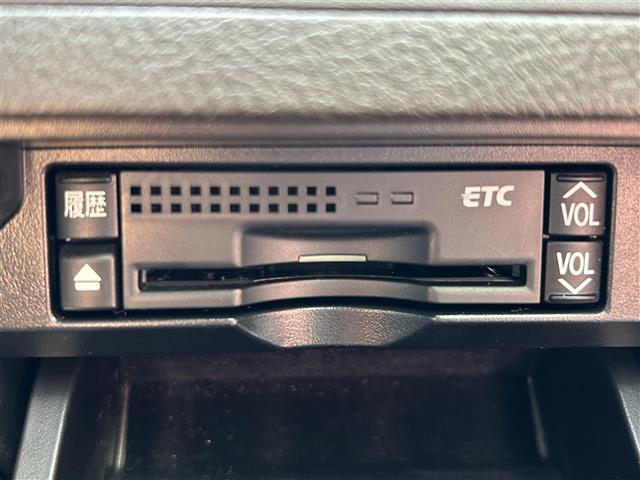 【ETC】有料道路を利用する際に料金所で停止することなく通過できる、ETC車載器（ノンストップ自動料金収受システム機器）が装備されています。セットアップを行うことで利用可能になります。