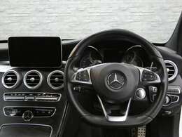 室内はAMGラインならではのブラックアッシュウッドインテリアトリムにブラックレザーARTICOシート