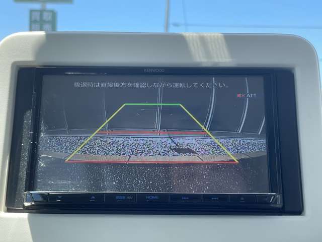 【バックモニター】後ろのカメラの映像をモニターに映し出すことができます！後方の見えない死角や、障害物との距離感をしっかり確認することができます！駐車が苦手な方におすすめです。