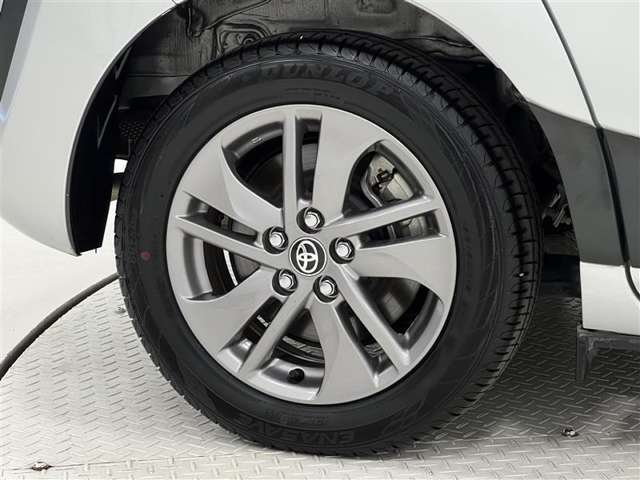 タイヤサイズは185/60R15！純正アルミホイール！残り溝は7ミリ程度です！