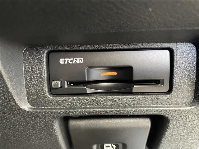 【ETC】有料道路を利用する際に料金所で停止することなく通過できる、ETC車載器（ノンストップ自動料金収受システム機器）が装備されています。セットアップを行うことで利用可能になります。
