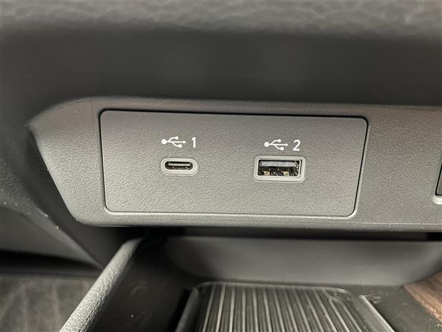 【ETC】有料道路を利用する際に料金所で停止することなく通過できる、ETC車載器（ノンストップ自動料金収受システム機器）が装備されています。セットアップを行うことで利用可能になります。