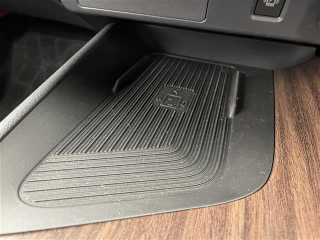 【フロアマット】車内を綺麗に保つのには必須のアイテムです。当店ではフカフカな新品マットも絶賛取り扱い中！ぜひご相談くださいませ。