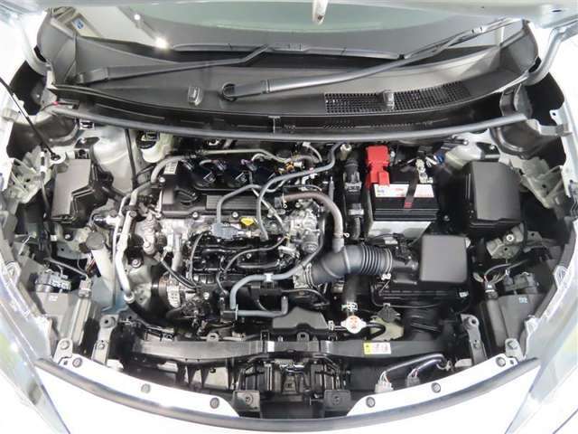 車にとって、とても大切な部分のエンジンルーム。綺麗に清掃済みで安心です。