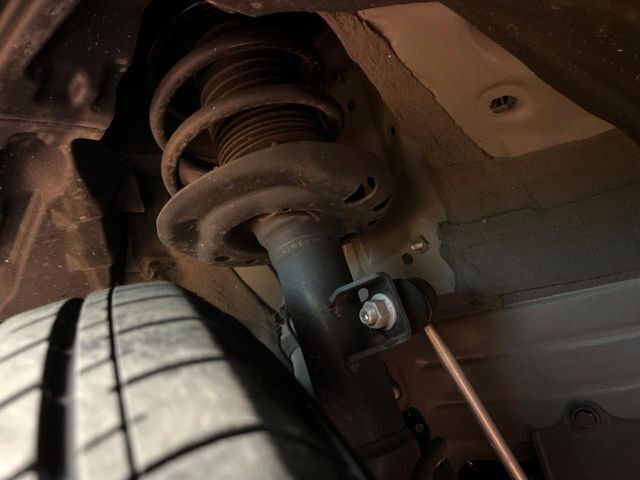 お車を安心してお乗りいただく為には、足回りの定期点検が欠かせません。サービスサポート（有償保証）では無料点検もご提供しており、安心のカーライフをお過ごしいただけるサポート体制が整っています。