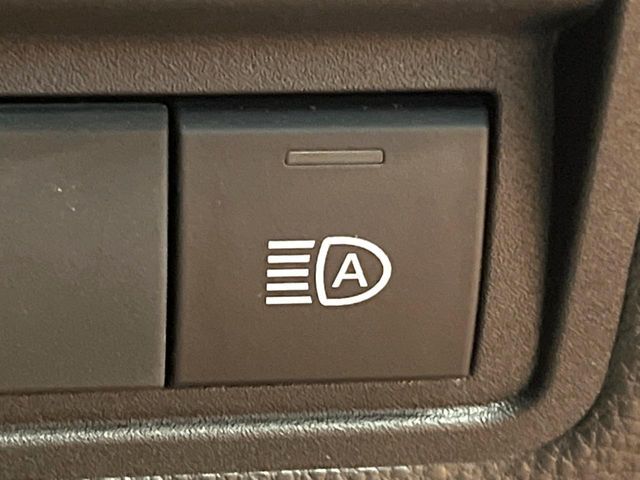 【オートマチックハイビーム】夜間の安全走行に役立つ便利な機能！先行車や対向車を検知し、ハイビームとロービームを自動で切り替えてくれます♪