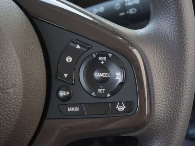 【アダプティブクルーズコントロール】予め設定した車速内でクルマが自動的に加減速。前走車との適切な車間距離を維持しながら追従走行します。【LKAS】車線維持支援システムでステアリング操作を支援。