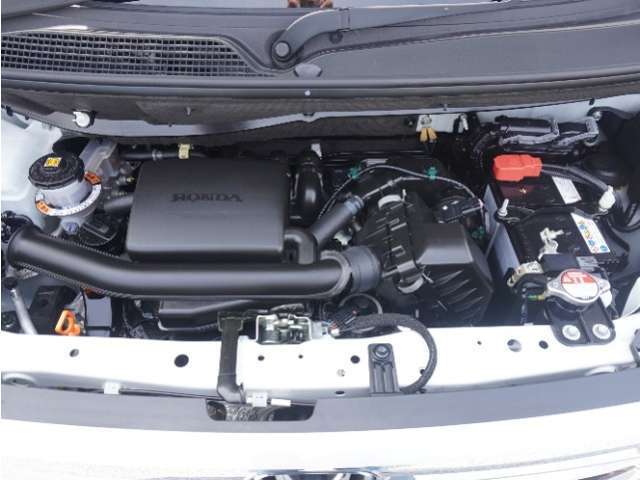 エンジンは車の心臓部分です。このエンジンルームが汚いとトラブルの基になります。当店は専用の液剤を使って徹底的に綺麗にします。