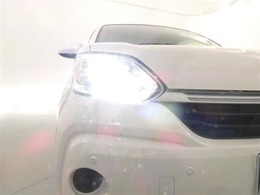 【LEDヘッドランプ】・・・消費電力の少ないLEDヘッドランプ。点灯してすぐに最大光量を発揮するのでトンネルなど周囲が急に暗くなった場合でも安心。