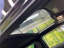 【ガラスルーフ】ガラスルーフ搭載で車内の解放感が一気にアップ！開放的なドライブをお楽しみいただけます。