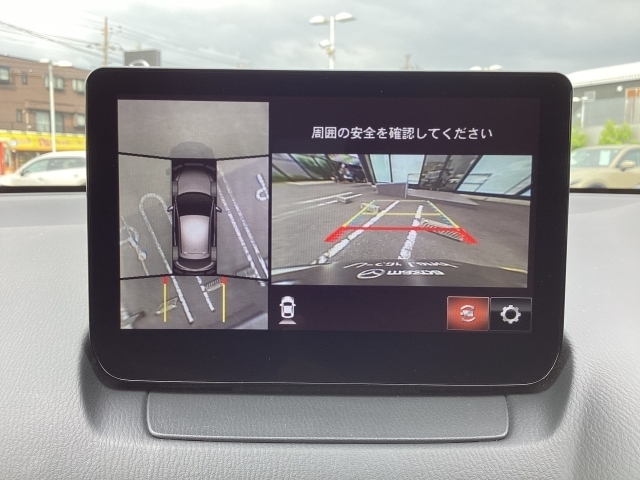狭い場所での駐車やすれ違いなどでより的確な運転操作に役立つ360°ビューモニターが装備されています。