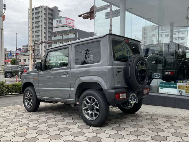 険しい凹凸をこえていく為に必要なアプローチアングルを確保する、本格4WDの原点です。