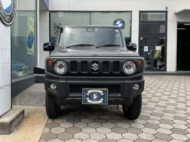 ジムニーらしさの象徴、5スロットグリルと丸型ヘッドランプ＆独立ターンランプ。