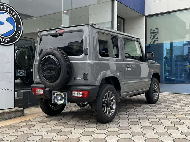 エンジンをフロントタイヤ前端より後方に配置したFRレイアウト。