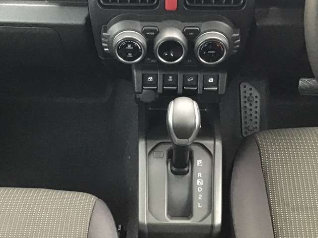 本革巻のシフトレバーで高級感があります。