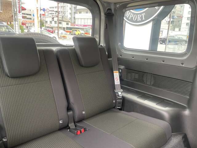 左右独立して12段階のリクライニングが出来る為、リラックスした姿勢で過ごせます。