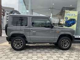 ガラス面を立て、サイドに雪がたまりにくくしたスクエアサイドボディ。