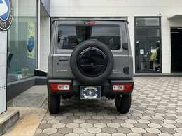 過酷なオフロードでのタフさを感じさせる前後バンパー。