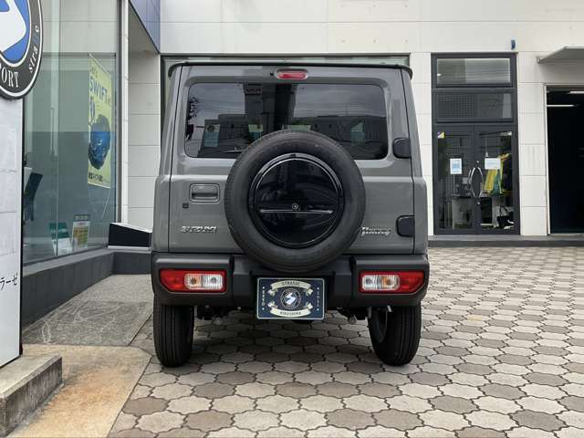 過酷なオフロードでのタフさを感じさせる前後バンパー。