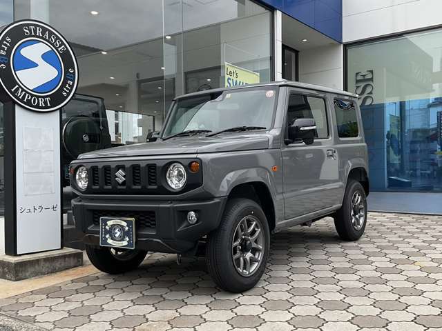 スイッチ操作だけでドアミラーの折り畳みが出来る、電動格納式リモコンドアミラー。