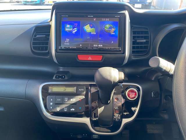 TV付きの車となっております。ドライブの合間の休憩中に気になる番組を見ることができます。