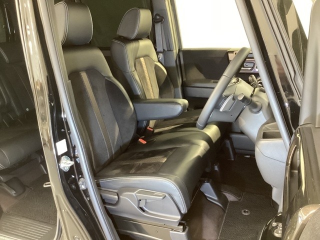 広い足元にゆったり座れるシートには肘掛も装備しており長距離の運転でも疲れにくいシートです。運転席と助手席の間の足元が空いているため、助手席側への移動がスムーズです。
