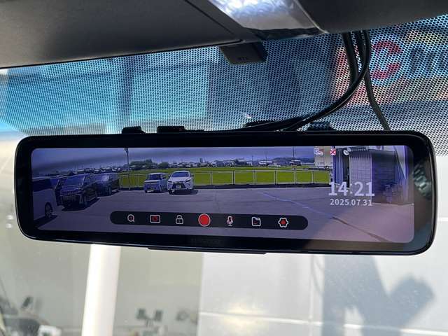 【デジタルインナーミラー】車両後方カメラの映像をミラーに表示することで、後席の乗員やヘッドレストに遮られることなく、後方の安全確認が可能です！