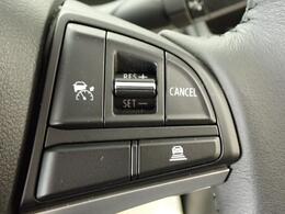 先行車との車間距離を保ちながら加速・減速してくれる「アダプティブクルーズコントロール」を装備しています。ロングドライブに最適ですね！
