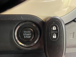 【キーレススタートシステム】カバンやポケットに入れたままでもドアの施錠・解錠が可能なスマートキーを装備。エンジンのオン・オフ時もカギを取り出す必要が無いからとっても便利です♪