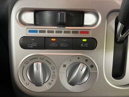 寒い冬も暑い夏も全席に快適な空調を届けてくれる、ダイヤル式エアコンを装備♪