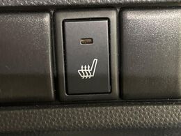 【シートヒーター】寒い日に重宝するシートヒーター！エアコンより早く温まってくれるので寒がりの人も安心ですね♪エアコンの温風は乾燥するから苦手、という方にもをおすすめです。